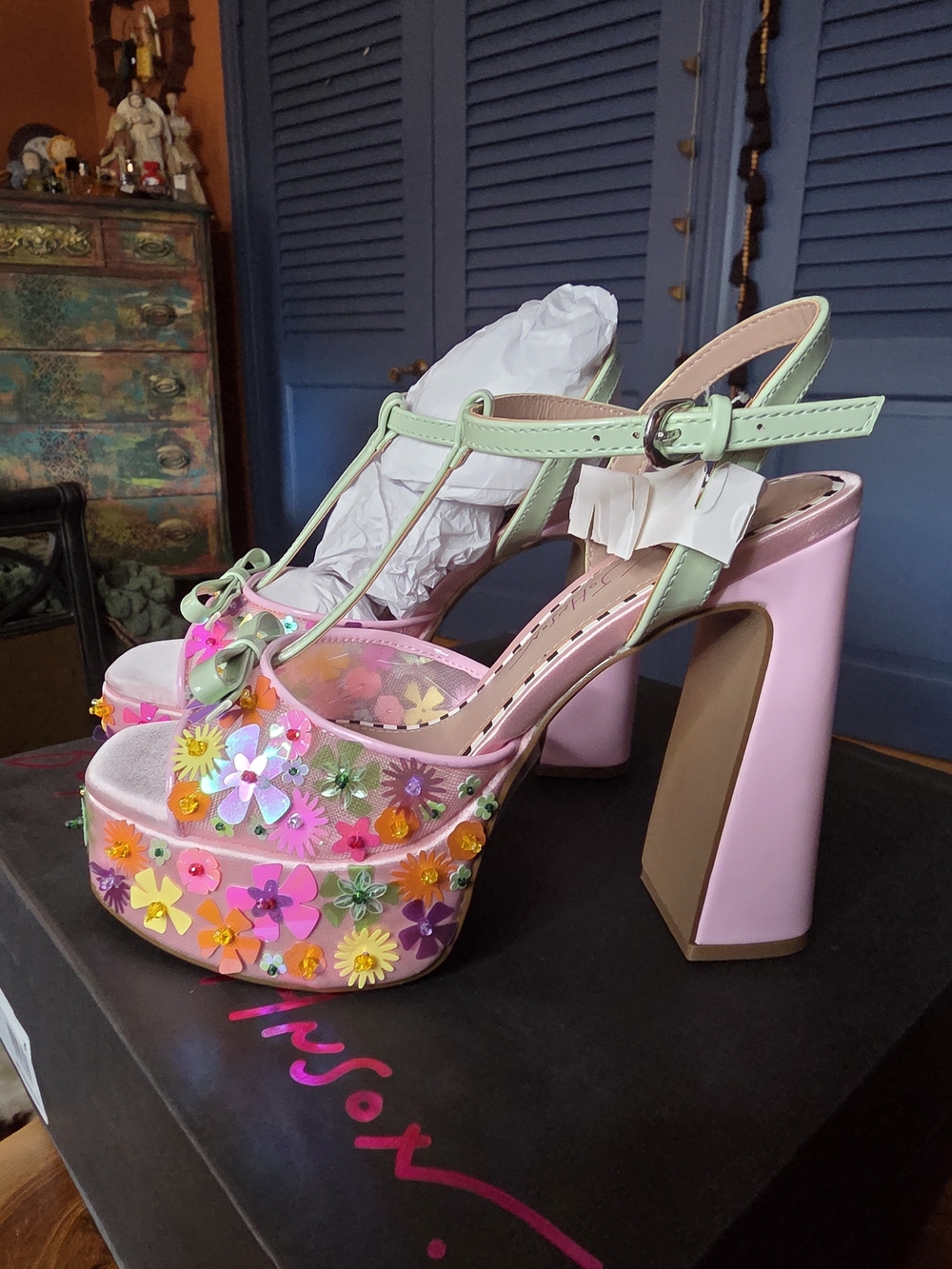 NIB Betsey Johnson Melodie Floral Platform Sandals Pink Multi Sz 5